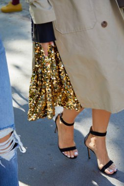 Msgm defilesinden önce altın pullu etekli kadın, Milan Moda Haftası tarzı. 