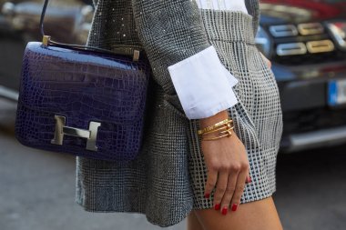 Ermanno Scervino moda defilesinden önce Hermes timsah mavisi deri çantalı ve altın Cartier bilezikli kadın, Milan Moda Haftası tarzı. 