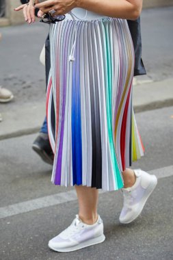 Giorgio Armani moda defilesinden önce, mavi, beyaz, turkuaz ve kırmızı renkli kadın, Milan Moda Haftası tarzı 