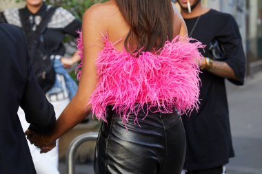 Agnona moda defilesinden önce pembe tüylü, siyah deri pantolonlu kadın, Milan Moda Haftası tarzı. 