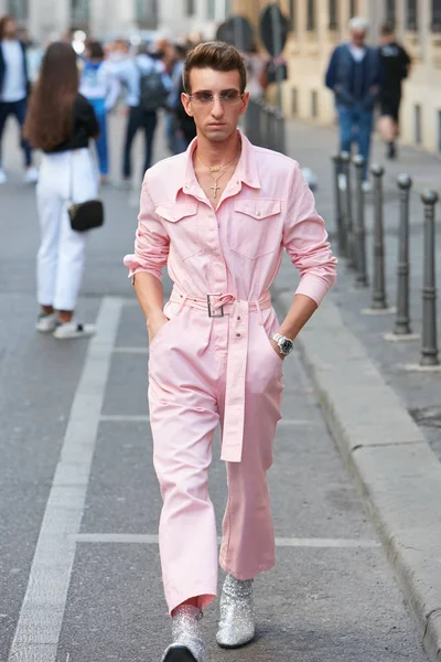 Mann mit rosa Overalls und silbernen Glitzerschuhen vor der Modenschau von Giorgio Armani, Mailänder Modewoche im Streetstyle — Stockfoto