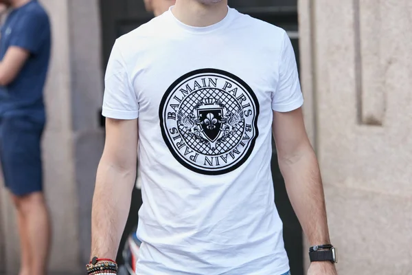 Hombre con camisa Balmain blanco y negro antes de Giorgio Armani desfile de moda, Milan Fashion Week street style — Foto de Stock