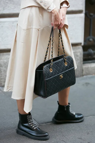 Женщина в бежевом платье и черной кожаной сумке Chanel перед показом мод Джорджио Армани, стиль улицы Недели Моды Милана — стоковое фото