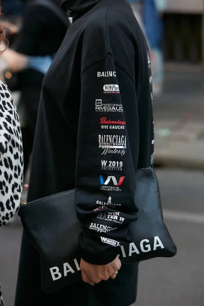Woman with black Balenciaga dress and bag before Giorgio Armani fashion show, Milan Fashion Week street style — стокове фото