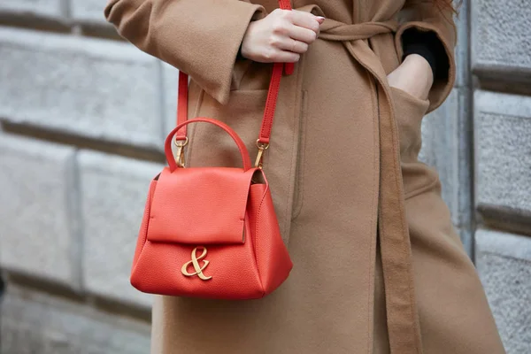 Kvinna med orange läderväska och beige rock innan Giorgio Armani modevisning, Milan Fashion Week street style — Stockfoto