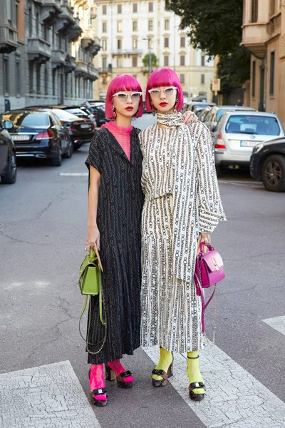 在Salvatore Ferragamo时装秀之前，Amiaya 、 Ami和Aya Suzuki，米兰时装周街头风格 — 图库照片