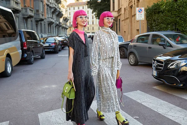 Amiaya, Ami y Aya Suzuki antes del desfile de moda Salvatore Ferragamo, Milan Fashion Week street style — Foto de Stock