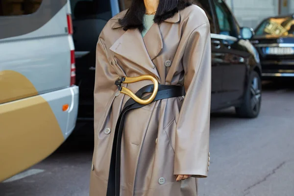 Mulher com casaco de trincheira de couro bege e cinto com fivela de ouro antes Salvatore Ferragamo desfile de moda, Milan Fashion Week street style — Fotografia de Stock