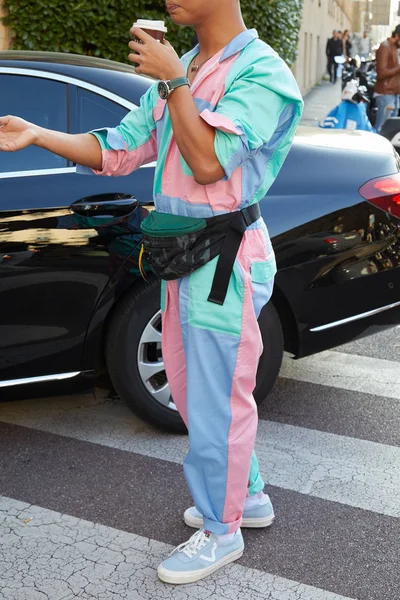 Homem com antes azul, rosa, macacão turquesa e bolsa Prada antes Salvatore Ferragamo desfile de moda, Milan Fashion Week street style — Fotografia de Stock