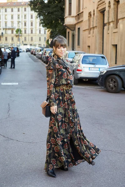 Woman with black dress with floral design before Salvatore Ferragamo fashion show, Milan Fashion Week street style — Stock Photo, Image