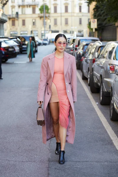 Mujer con vestido rosa y beige y gafas de sol antes del desfile de moda Salvatore Ferragamo, Milan Fashion Week street style —  Fotos de Stock