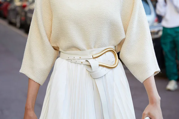 Kobieta w białej spódnicy i białym skórzanym pasku ze złotą klamrą przed pokazem mody Salvatore Ferragamo, Milan Fashion Week street style — Zdjęcie stockowe