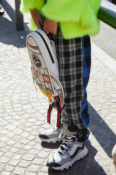 Mann mit gelb-grüner Pelzjacke und Rucksack in Raketenform vor der msgm-Modenschau, Mailänder Modewoche im Streetstyle — Stockfoto