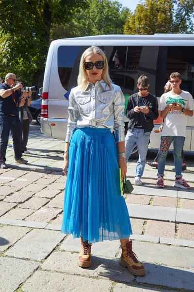 Kobieta w niebieskiej spódnicy i srebrnej metalicznej koszuli przed pokazem mody Msgm, Milan Fashion Week styl ulicy — Zdjęcie stockowe