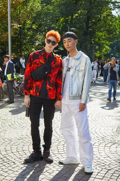 Män med svart jacka med lågor design och silver jacka innan Msgm modevisning, Milan Fashion Week street style — Stockfoto