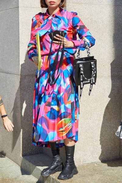 Vrouw met kleurrijke jurk en zwart leer Msgm tas voor Msgm modeshow, Milaan Fashion Week straatstijl — Stockfoto