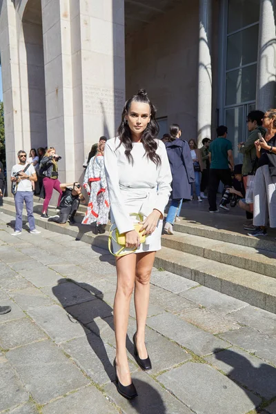 Mujer con vestido blanco y bolsa amarilla antes del desfile de moda Msgm, Milan Fashion Week street style — Foto de Stock