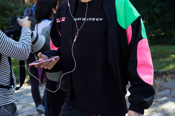 Homem com camisa preta e camisola verde e rosa antes do desfile de moda Msgm, estilo de rua Milan Fashion Week — Fotografia de Stock