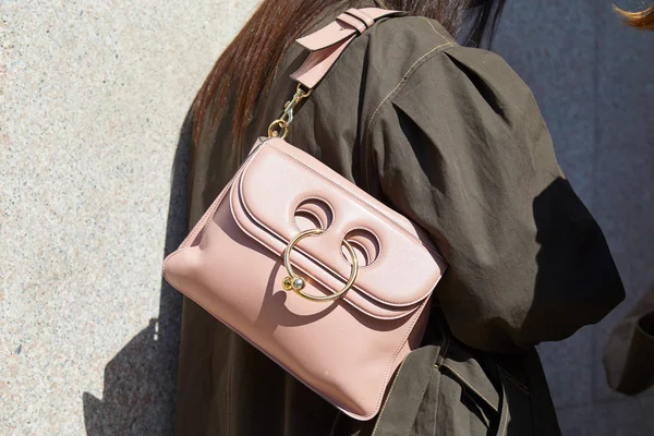 Женщина в розовой кожаной сумке и коричневом пальто перед показом мод Msgm, стиль Недели моды в Милане — стоковое фото