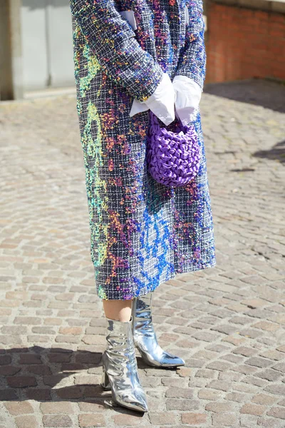 Woman with coat with iridescent sequin design and purple bag before Msgm fashion show, Milan Fashion Week street style — Stock Photo, Image