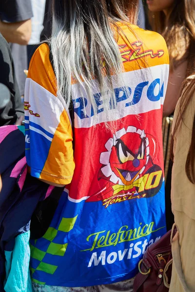Женщина в красочной рубашке с логотипом Repsol перед показом Msgm, уличный стиль Недели Моды в Милане — стоковое фото