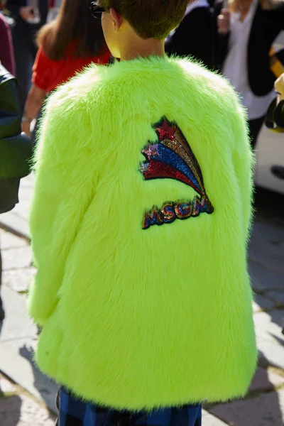 Msgmファッションショーの前に黄色の緑Msgm毛皮のコートを持つ男,ミラノファッションウィークストリートスタイル — ストック写真