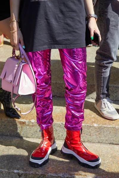 Mujer con pantalones metálicos de color rosa, bolsa de cuero rosa y zapatillas rojas antes del desfile de moda Msgm, Milan Fashion Week street style — Foto de Stock