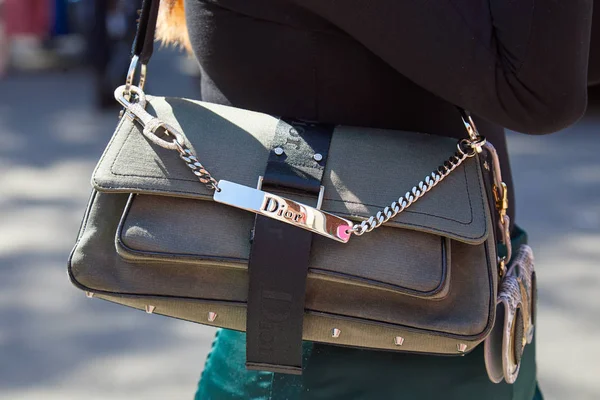Woman with greed Dior bag before Msgm fashion show, Milan Fashion Week street style — стокове фото