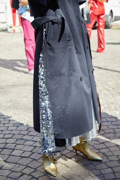 Woman with silver sequin skirt and golden metallic boots before Msgm fashion show, Milan Fashion Week street style — Stock Photo, Image