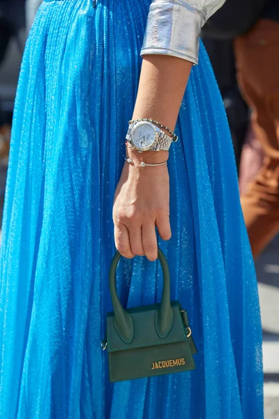 Frau mit Rolex-Datum nur mit Diamanten und grünem Leder Jacquemusbeutel vor msgm Modenschau, Mailänder Modewoche Streetstyle — Stockfoto