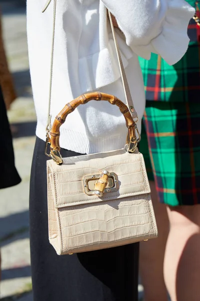 Женщина с бежевой рептилией кожаная сумка с бамбуковой ручкой перед показом Msgm моды, Милан Неделя моды стиле улицы — стоковое фото