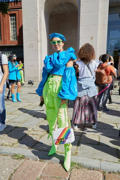 Woman with green trousers and blue shirt before Msgm fashion show, Milan Fashion Week street style — Stock Photo, Image