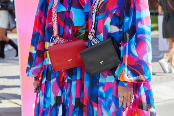 Mulheres com sacos de couro vermelho e preto Msgm antes do desfile de moda Msgm, estilo de rua Milan Fashion Week — Fotografia de Stock