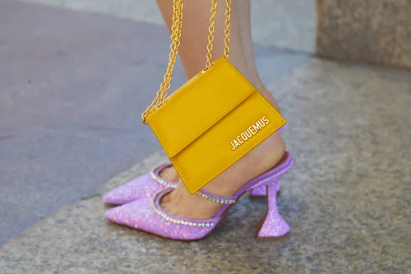 Mujer con amarillo y dorado Jacquemus bolso de cuero y zapatos de tacón alto brillo púrpura antes de Msgm desfile de moda, Milán Fashion Week street style — Foto de Stock