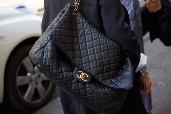 Mujer con gran bolso Chanel de cuero negro antes del desfile de moda Ermanno Scervino, Milan Fashion Week street style — Foto de Stock