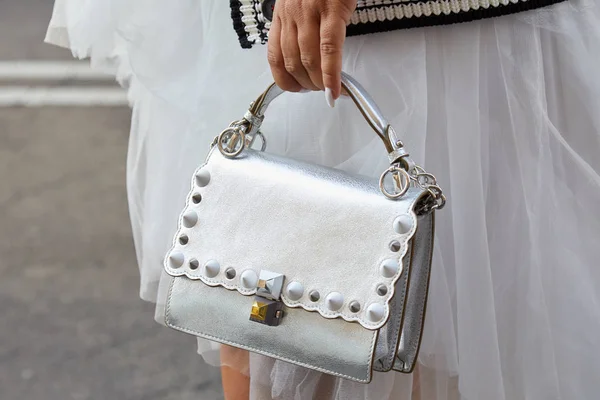 Mulher com saco de couro de prata Fendi e saia branca antes Ermanno Scervino desfile de moda, estilo de rua Milan Fashion Week — Fotografia de Stock