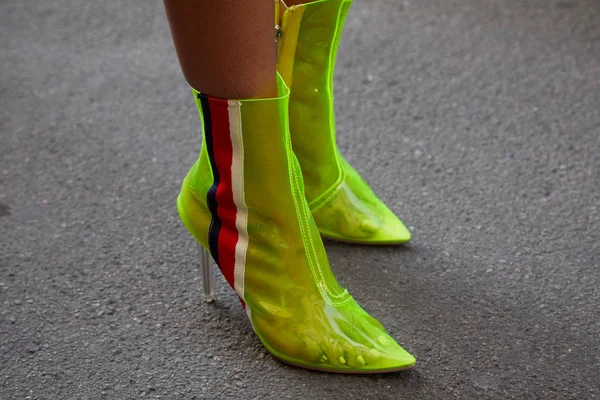 Mujer con zapatos de tacón alto transparentes de color verde amarillo antes del desfile de moda Ermanno Scervino, Milan Fashion Week street style —  Fotos de Stock