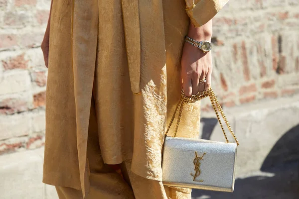 Женщина в золотом платье, серебристая сумка Yves Saint Laurent и часы Rolex перед показом мод Ermanno Scervino, стиль улицы Milan Fashion Week — стоковое фото