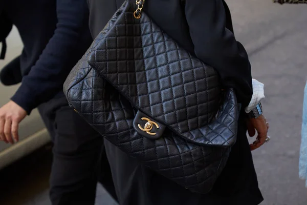 Femme avec grand sac Chanel en cuir noir avant le défilé Ermanno Scervino, Milan Fashion Week street style — Photo