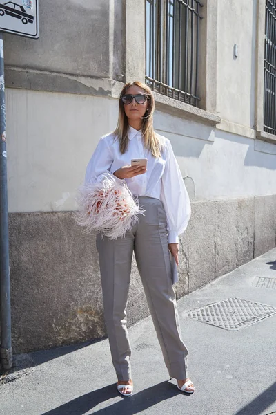 Elisa Taviti antes de Ermanno Scervino desfile de moda, Milan Fashion Week street style — Fotografia de Stock