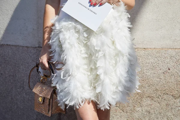Mujer con plumas blancas falda y bolso de cuero de reptil marrón antes del desfile de moda Ermanno Scervino, Milan Fashion Week street style — Foto de Stock