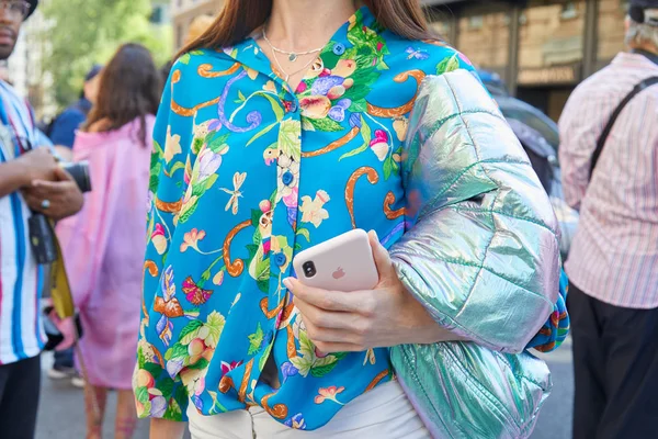 Vrouw met blauw hemd met bloemen en dieren overhemd design en iriserende gewatteerde jas voor Ermanno Scervino modeshow, Milaan Fashion Week street style — Stockfoto