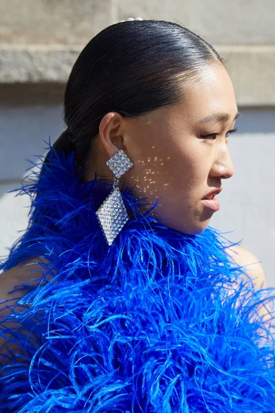 Mulher com camisa de penas azuis e brinco com diamantes antes do desfile de moda Ermanno Scervino, estilo de rua Milan Fashion Week — Fotografia de Stock