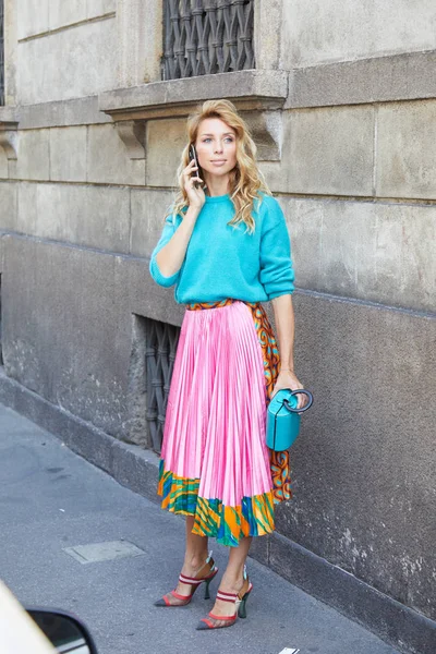 Woman with pink pleated skirt and turquoise sweater before Ermanno Scervino fashion show, Milan Fashion Week street style — Stock Photo, Image
