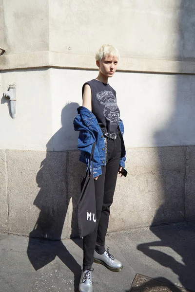 Ermanno Scervino defilesinden önce Sara Soric, Milan Moda Haftası sokak stili — Stok fotoğraf