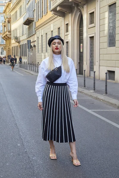 Woman with black and white skirt and black leather hat before Giorgio Armani fashion show, Milan Fashion Week street style — Stock Photo, Image