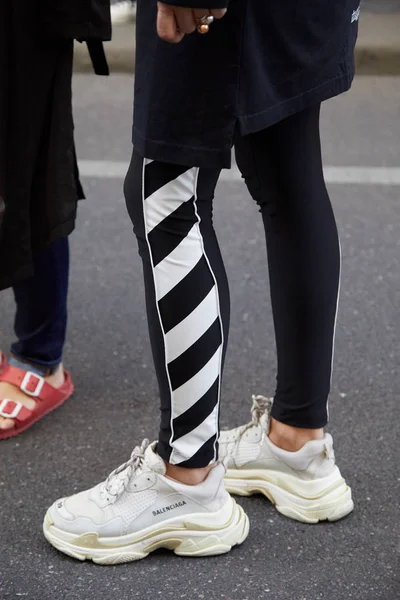 Wanita dengan sepatu Balenciaga putih dan celana panjang hitam dan putih sebelum peragaan busana Giorgio Armani, Milan Fashion Week gaya jalanan — Stok Foto