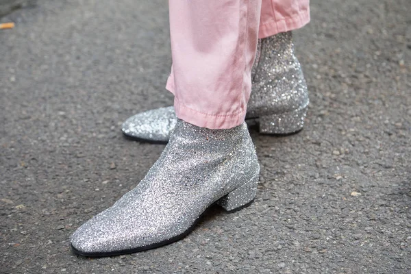 Hombre con zapatos de brillo plateado y pantalones rosas antes de Giorgio Armani desfile de moda, Milan Fashion Week street style — Foto de Stock