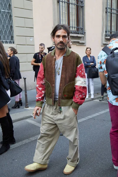 Giotto Calendoli Giorgio Armani moda defilesinden önce, Milan Moda Haftası tarzı 