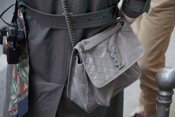 Femme avec sac en cuir Yves Saint Laurent gris et appareil photo Sony avant le défilé Giorgio Armani, Milan Fashion Week street style — Photo